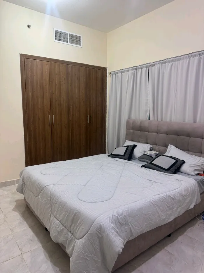 للإيجار شقة غرفة و صالة مفروشة 
في عجمان منطقة الراشدية 3 أبراج عجمان ون 
شامل الكهرباء و الماء و صرف صحي و الإنترنت 
الإيجار 4000 درهم 
التأمين 500 مسترد عند الخروج rent apartment room and furnished lounge
Ajman Rashidiya District 3 Ajman One Towers : Image 1