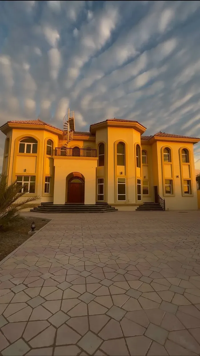 For sale a villa in Sharjah, Al-Suyoh area, consisting of 6 master bedrooms, a large hall, a majlis and a dining room : Image 1