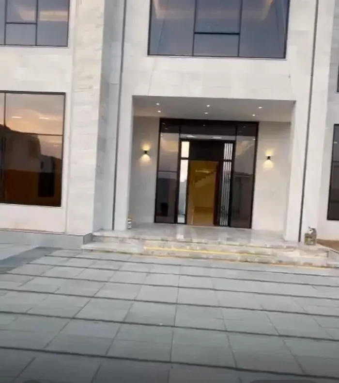 للبيع فيلا مودرن ملبسه بحجر بالشارقة تقع في منطقة الحوشيّ طابقين تتكون من 6غرف ماستر + صالتين +مجلس +مغاسل +غرفه الطعام +مطبخين : Image 1