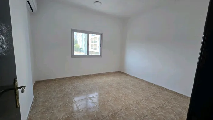 غرفتين وصالة للايجار السنوي بالراشدية اجدد التشطيبات : Image 1