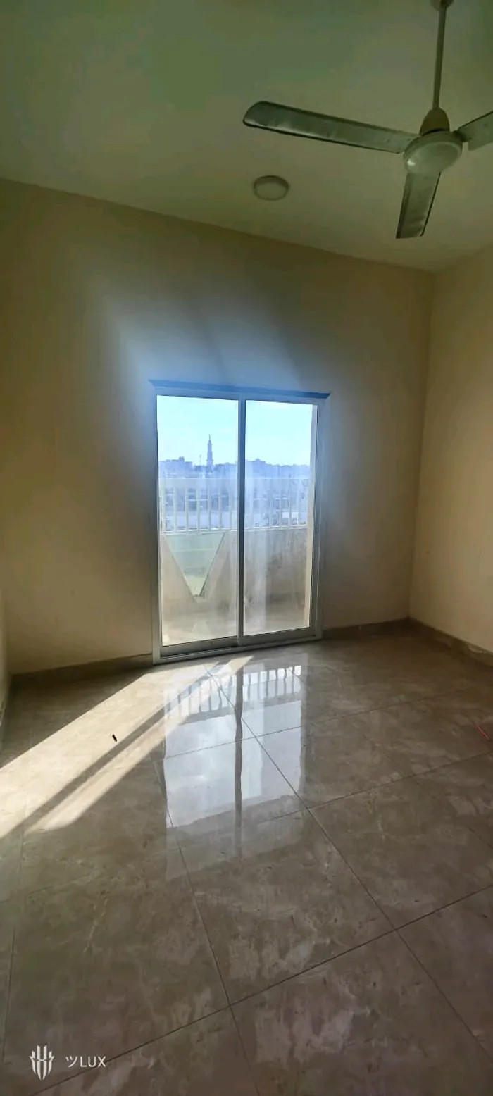 للإيجار شقة غرفتين و صالة ببلكونة في عجمان الروضة 2 شارع شيخ عمار الإيجار 28 الف : Image 1