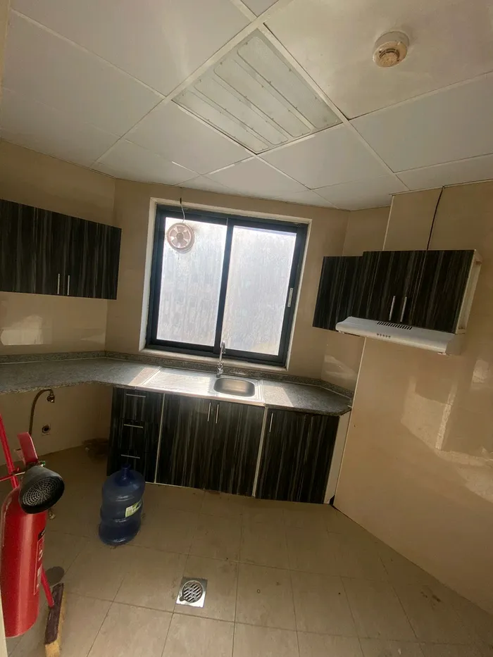 شقه غرفه وصاله للايجار السنوي بالراشديه 3 : Image 1