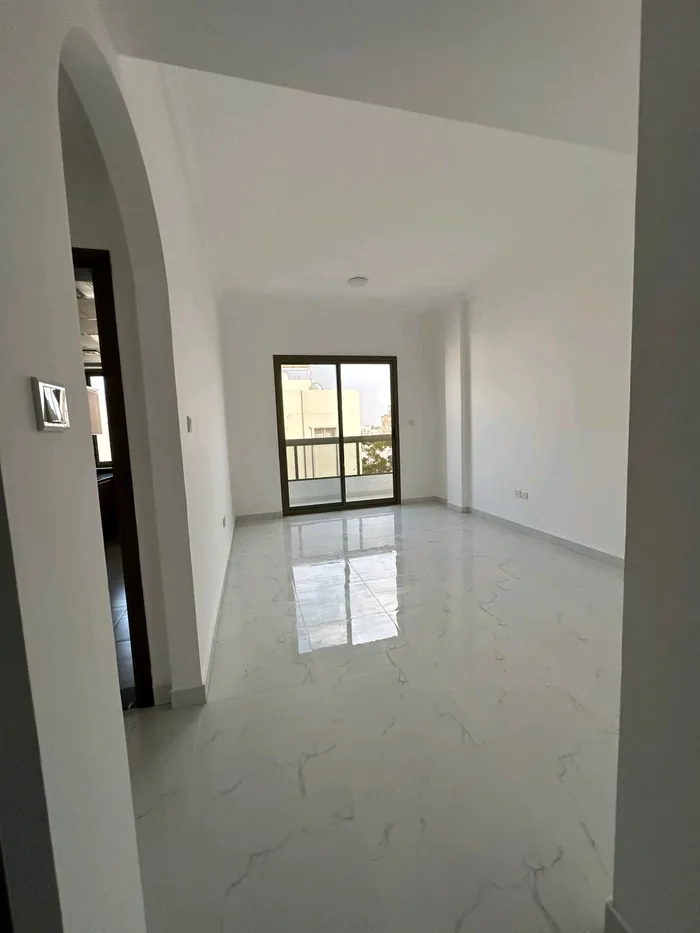 للإيجار شقة غرفة و صالة ببلكونة تكيف مركزي 2 حمام أول ساكن في عجمان منطقة الروضة 2 سهل المخرج للدبي : Image 1