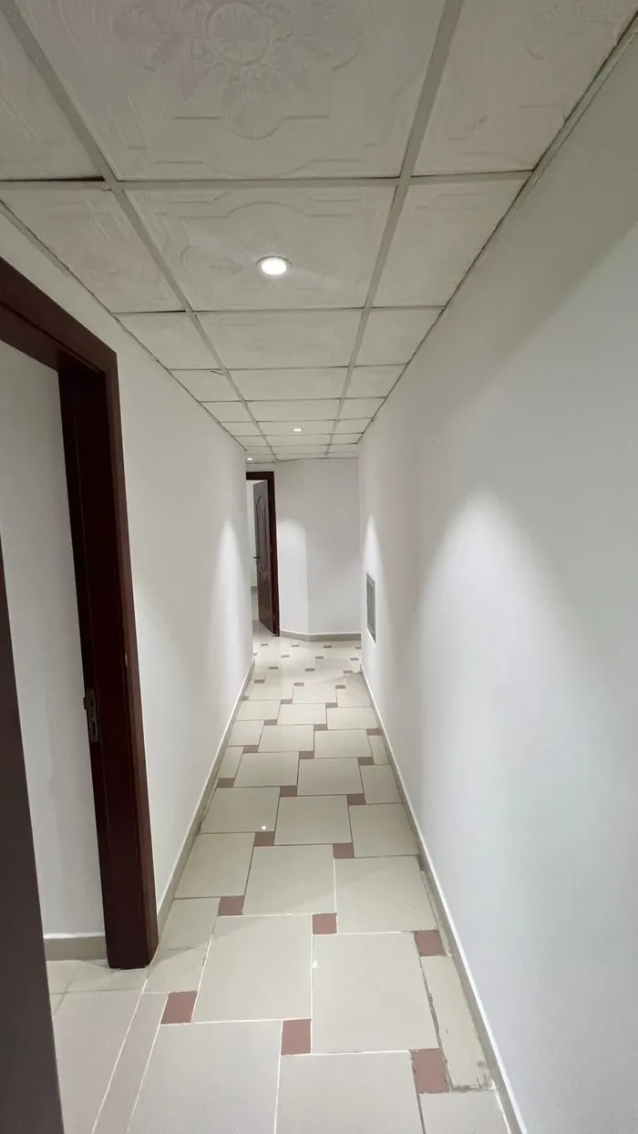 غرفتين وصالة منفصلة بثلاث حمامات مساحات كبيرة وتشطيبات جديدة بالكامل بكورنيش عجمان : Image 1