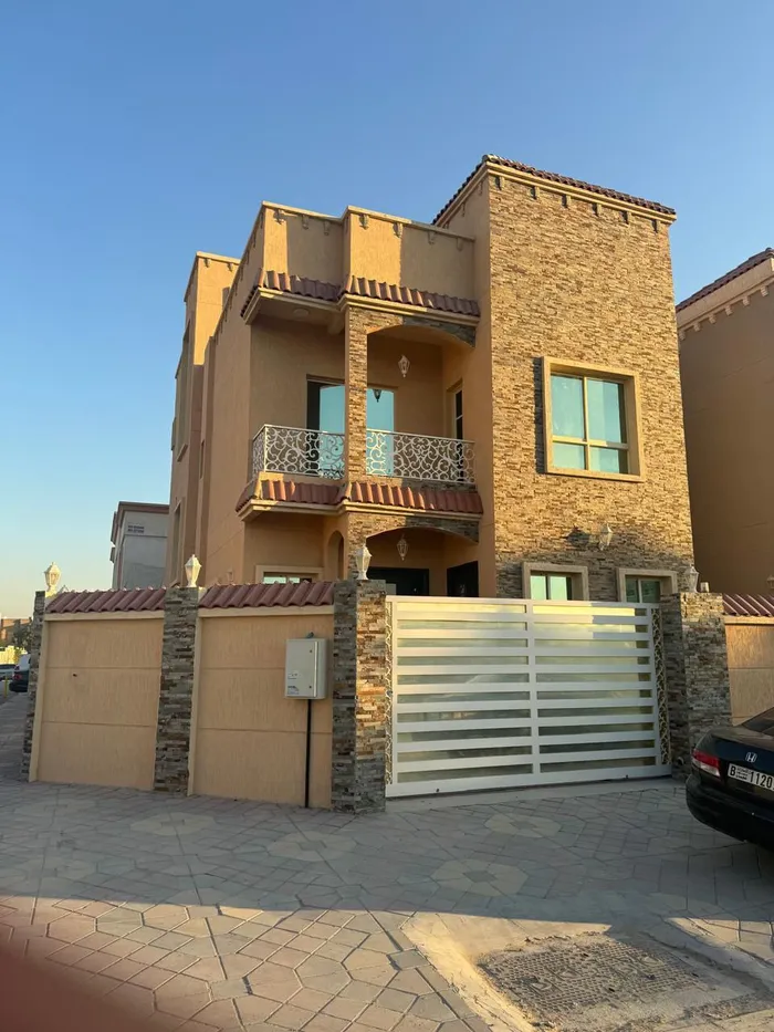 For rent a two-storey villa with a roof in Al Mowaihat 3 : Image 1