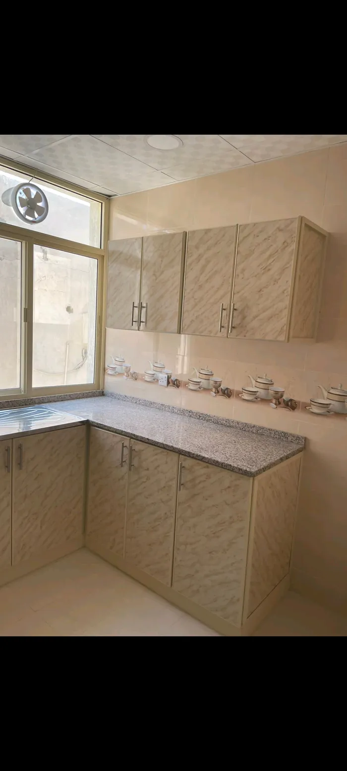 شقه غرفه وصاله مع بلكون تاني ساكن للايجار السنوي بالنعيميه 2 : Image 1