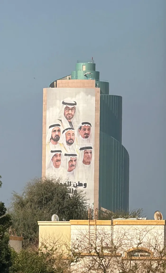 للـبيع بـناية فـي الـشارقة  المصلي ارضـي + 2 + 50‎%‎ روف : Image 1