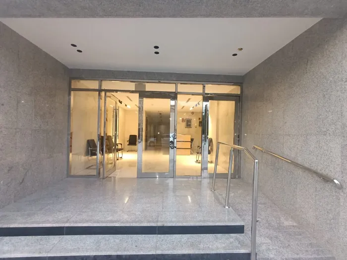 للايجار السنوي اول ساكن غرفتين وصالة ومطبخ وحمامين رئيسيين وبلكونة في الليوارة : Image 1