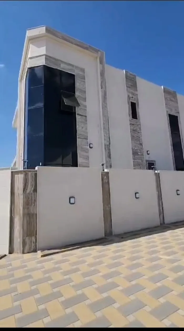 فيلا سكني استثماري للبيع : Image 1