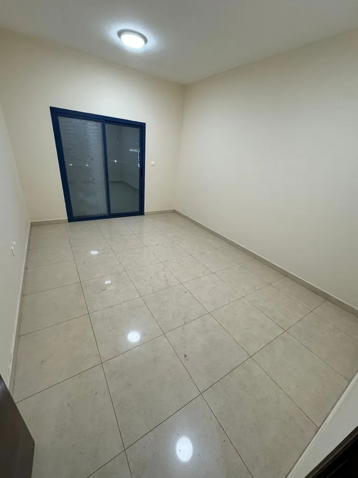 غرفه وصاله للايجار السنوي في النعيميه 1 عجمان قريبه لمخرج دبي والشارقه وجميع الخدمات : Image 1