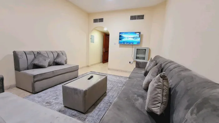 Two rooms and a hall for monthly rent : Image 1