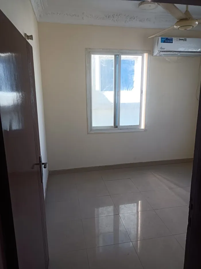 غرفه وصاله للايجار في عجمان النعيميه باركينج فري : Image 1