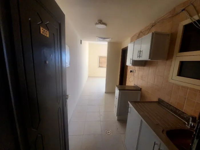 A studio is available for annual rent in Al Nuaimia Ajman, with a separate kitchen close to Safeer Mall, College Street, and the exit of Dubai and Sharjah : Image 1