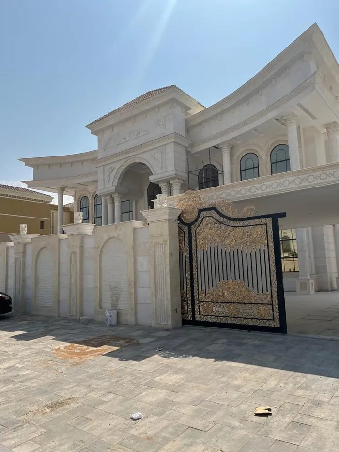 للبيع فيلا بالشارقة تقع في منطقة الحوشي سوبر ديلوكس  تصميم فخم تكيف مركزي  بحجر منطقة الحوشي اول ساكن طابقين تتكون من: 5 غرف نوم ماستر كبار+بلكون+ 9 الحمامات +خزائن على الحائط+ مجلس حجم كبير+غرف طعام+صالتين : Image 1