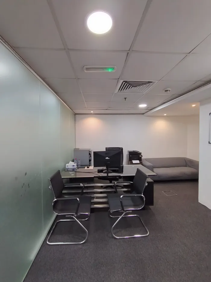 مكتب للايجار فرش جديد بجوار الخدمات دبي القرهود - المشهورة : Image 1