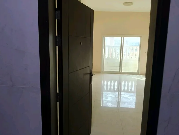 للإيجار شقة أول ساكن غرفتين و صالة ببلكونة في عجمان الجرف 3 قريب من شارع محمد بن زايد : Image 1