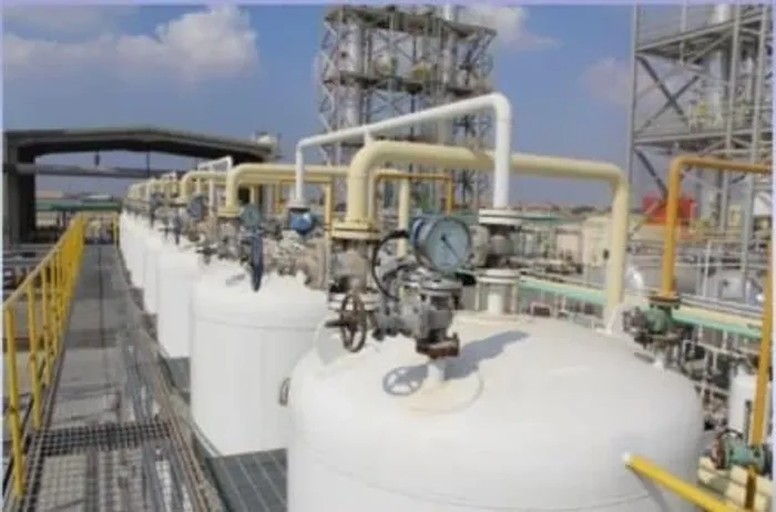 A facility for distilling petroleum oils : Image 1