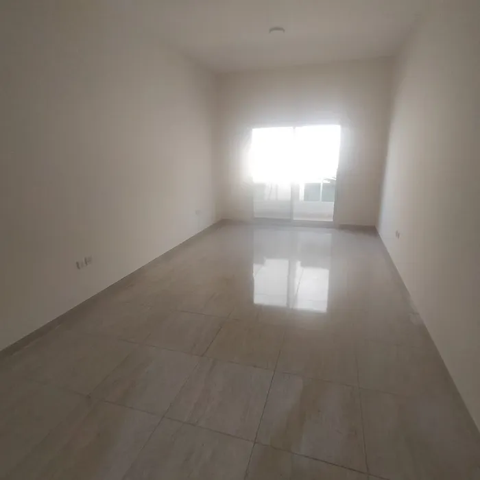 غرفه وصاله اول ساكن الروضه عجمان  علي الشارع الرئيسي الشيخ عمار قريبه من مخرج الشارقه ودبي : Image 1