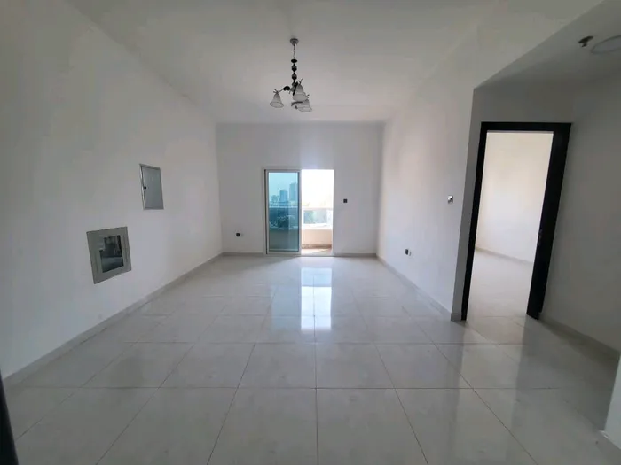 A large room and hall with a balcony and 2 bathrooms. The master room is at a very attractive price and a real opportunity : Image 1