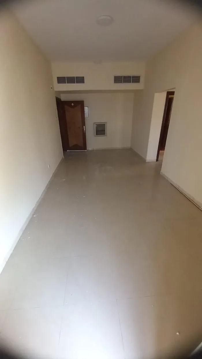 غرفه وصاله كبيره مكيف مركزي وبلكونه بنايه نظيفه وصيانه جديدة الموقع الراشيديه عجمان : Image 1