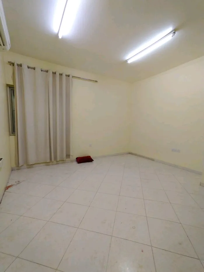 For rent a studio in a building with water and electricity next to Al Jimi Mall : Image 1