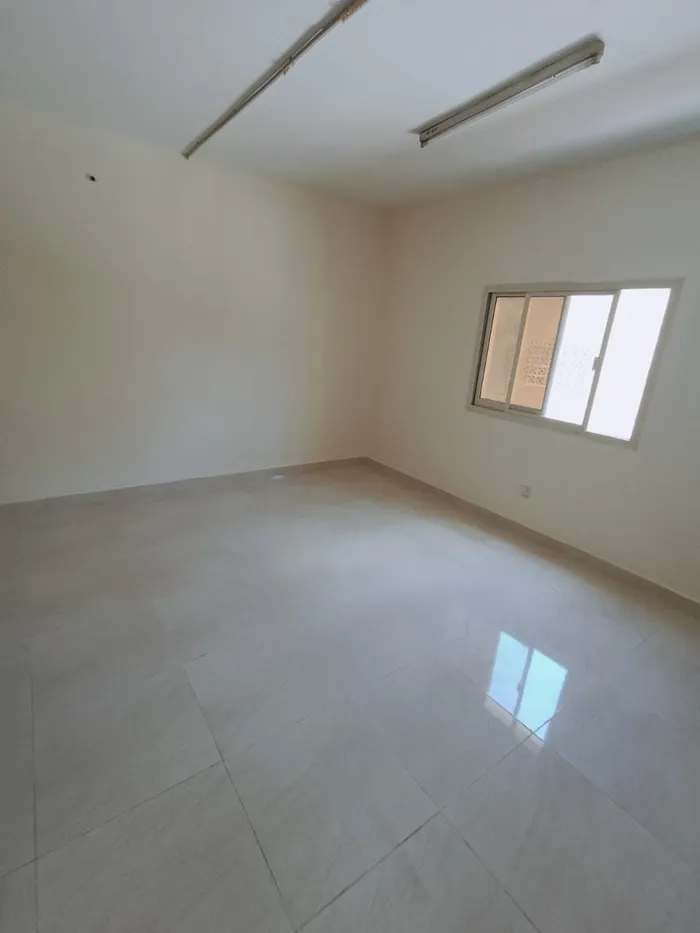 استديو مساحه واسعه للايجار السنوي في النعيميه  قريب من السفير مول ومخرج دبي والشارقه : Image 1