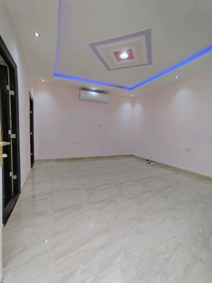 للايجار استوديو مساحه واسعه غرفه حمام مطبخ شامل ماء كهرباء انترنت ب 1800 شهري : Image 1