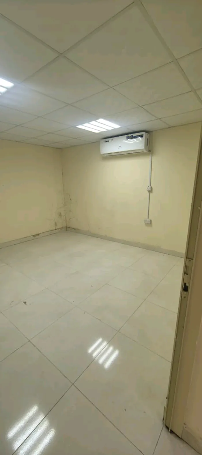 للايجار شقه في فيلا غرفه صاله حمام مطبخ شامل ماء كهرباء انترنت صيانه ب 1900 شهري الموقع العين شعاب الأشخر : Image 1