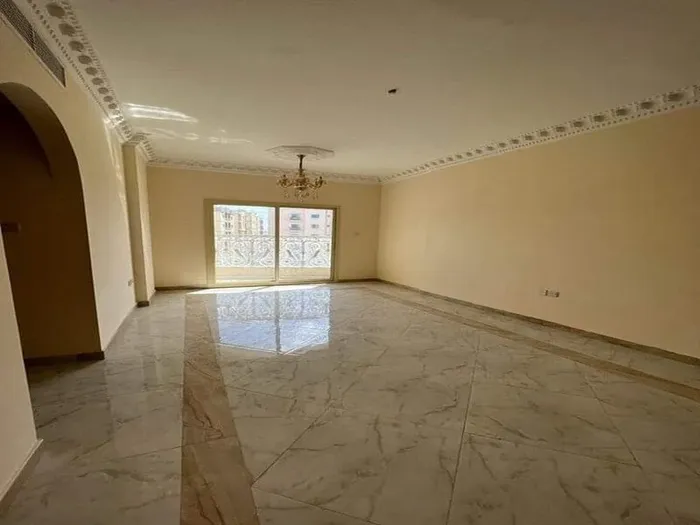 With large areas with professional divisions, three rooms and a hall at a very special price : Image 1