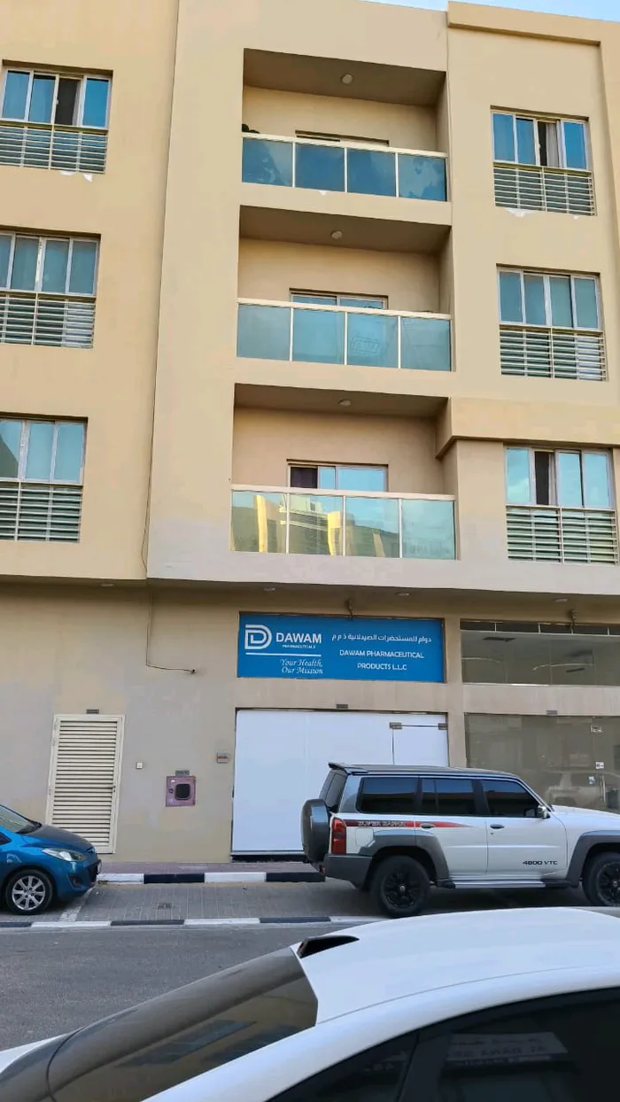 A building with a great location and a nice income : Image 1