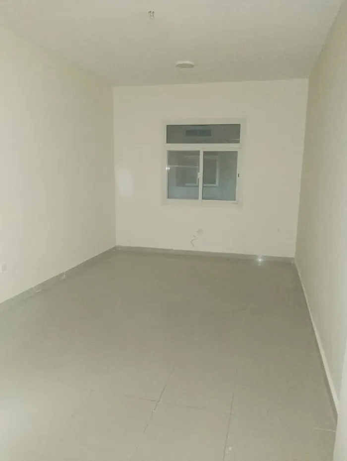 A room and a hall for annual rent in Al Nuaimiya next to Al-Hekma School and Emirates Markets. 2 bathrooms are a large area : Image 1