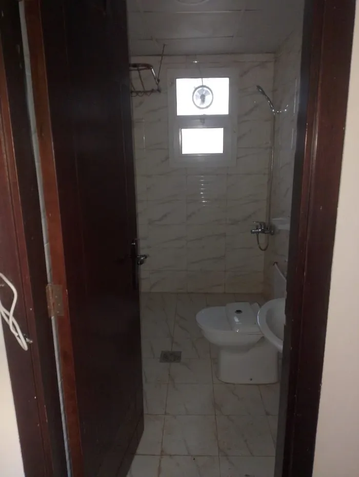 استديو للايجار السنوي في عجمان خزائن في الحائط مساحه مميزه اطلاله مميزه جميع الخدمات قريب من البحر مكان راقي : Image 1