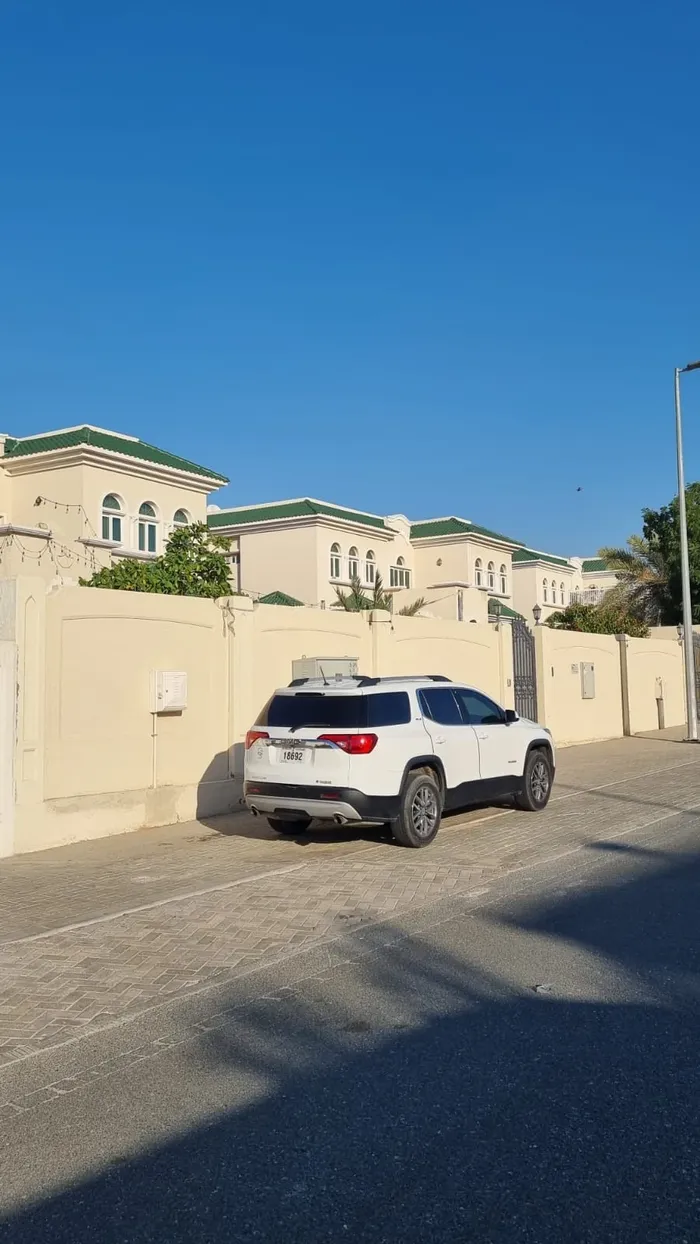 للبيع فيلا في الشارقة تقع في منطقة البراشي طابقين تتكون من 4 غرف 2 منها ماستر + مطبخين (مطبخ تحضيري + مطبخ الرئيسي حجم كبير) : Image 1