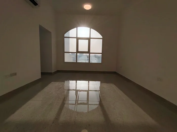 غرفة وصاله مع بالكونه اول ساكن بمدينه الرياض جنوب الشامخة : Image 1