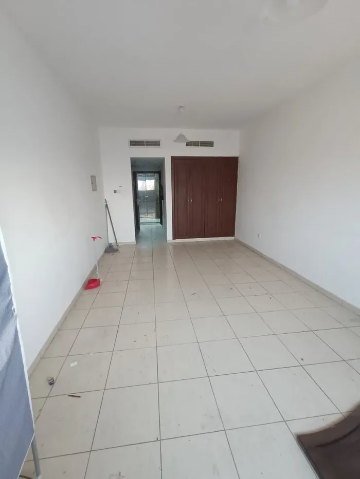 للايجار السسنوي استديو مساحه واسعه مطبخ منفصل خزائن في الحائط قريب من مخرج دبي والشارقه : Image 1