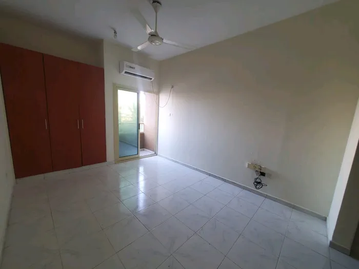 استوديو بمساحة كبيرة وخزانات في الحائط مع بلكونة بالراشدية عجمان : Image 1