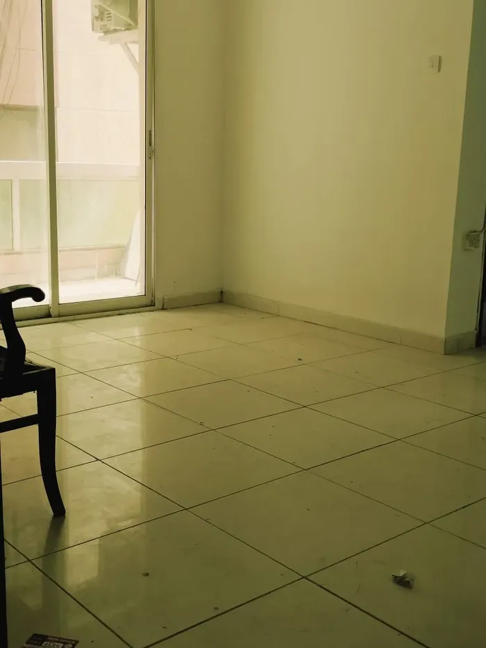 شقه غرفه وصاله ومطبخ وحمام وبلكونه العنوان الكورنيش في عجمان قريبه من البحر ودوار السفيه\Apartment with one bedroom, a living room, a kitchen, a bathroom, and a balcony. Address: Al Corniche, Ajman. Close to the sea and Al Safia Roundabout. : Image 1