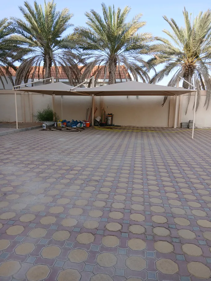 فيلا للإيجار في مدينه العين منطقة الروضه الشرقيه مؤلفه من ست غرف ومطبخ تحضيري وغرفه خادمه ومجلسين وصاله كبيره وحوش كبير طابقين إيجار سنوي عقد موثق غير شامل مطلوب بها140 الف درهم سنوي : Image 1