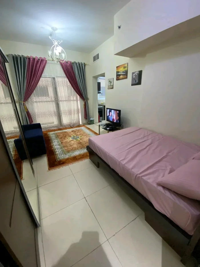 للإيجار إستوديو ببلكونة مفروش شهري في عجمان منطقة الجرف 2 مقابل سيتي سنتر عجمان أبراج الياسمين : Image 1