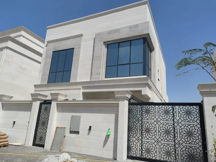 للبيع فيلا في الشارقة تقع في منطقة الحوشي موقع مميز بالقرب من المسجد طابقين تتكون من 5 غرف ماستر + صالة + مجلس + مطبخ + : Image 1