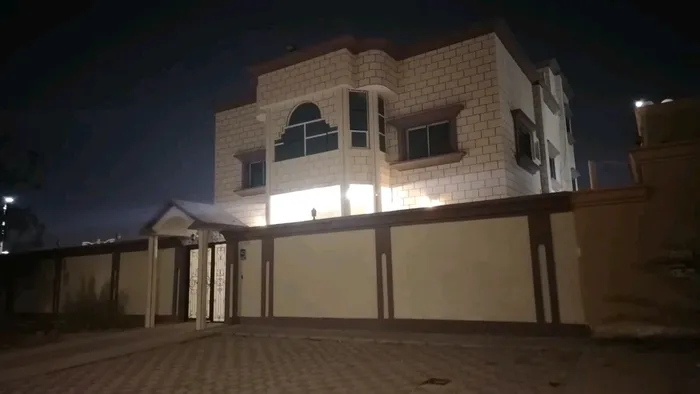 Residential and commercial villa for sale in Shakhbout : Image 1