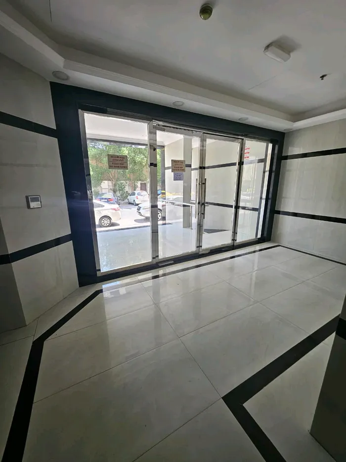 One bedroom apartment and a hall : Image 1