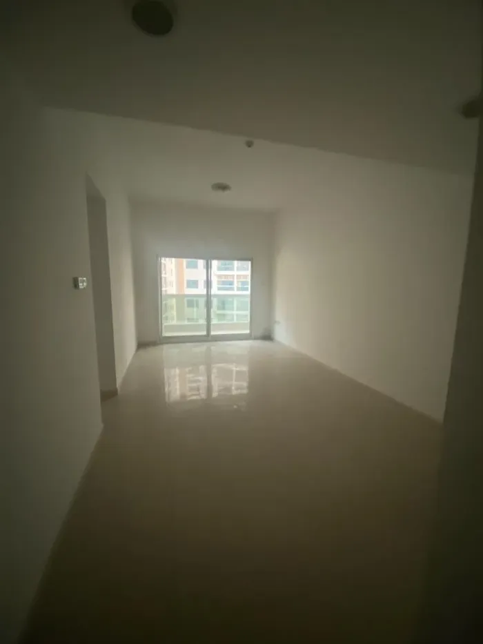 غرفتين وصاله ومطبخ و2 حمام تكييف مركزي  في تاور العنوان الراشيديه 1 في عجمان قريبه من  طريق المينا والكورنيش قريبه من مخرج  دبي والشارقه/Two bedrooms, a living room, a kitchen, and two bathrooms with central air conditioning in Al Rashidiya 1 Tower,  : Image 1