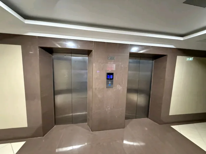 Furnished studio, separate kitchen, central air conditioning, balcony : Image 1