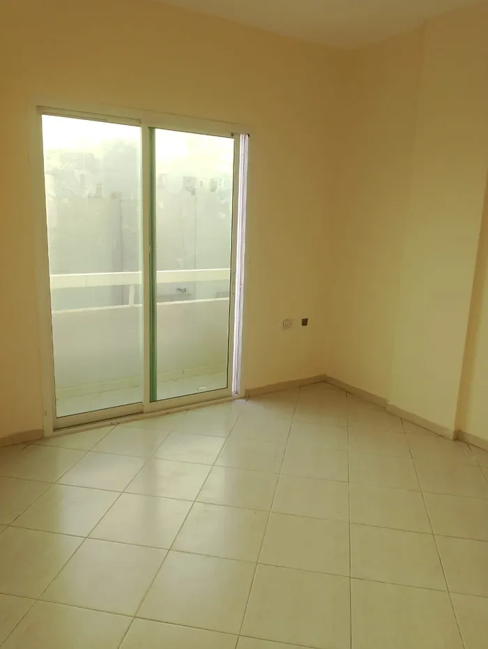 شقه غرفه وصاله  بلكونه حمام  مساحه واسعه العنوان النعيميه قريب من الملك وشارع الكويت و قريب من مخرج دبي والشارقه//Apartment with one bedroom, a living room, a balcony, and a bathroom. Spacious. Address: Al Nuaimiya, close to King Abdullah Road and Ku : Image 1