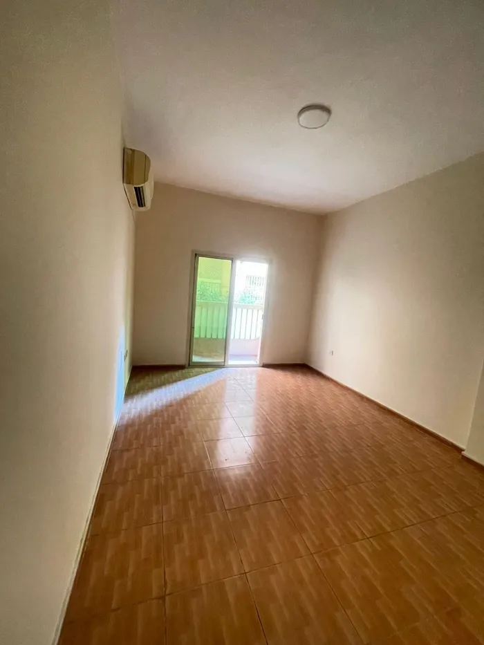 شقه غرفه وصاله  بلكونه حمام  مساحه واسعه العنوان الروضه قريب منشارع الشيخ عمار وشارع محمد بن زايد مباشر من مخرج دبي والشارقه/Apartment with one bedroom, a living room, a balcony, and a bathroom. Spacious. Address: Al Rawda, near Sheikh Ammar Street a : Image 1