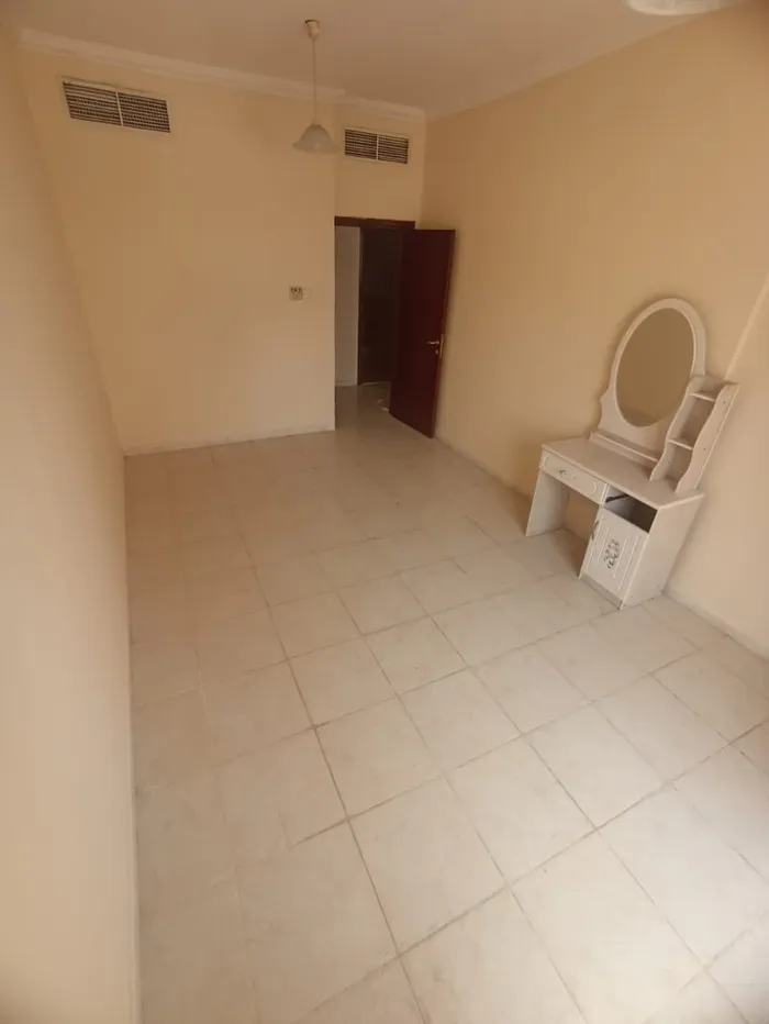 شقه غرفه  وصاله  بلكونه حمام  مساحه واسعه العنوان النعيميه قريب من  الملك فيصل وشارع الكويت علي محمد بن زايد مباشر  مخرج دبي والشارقه//Apartment with one bedroom, a living room, a balcony, and a bathroom. Spacious. Address: Al Nuaimiyah, near King Fa : Image 1