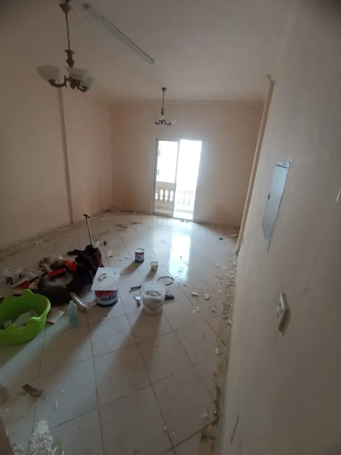 Apartment with room, hall, kitchen, bathroom, balcony and closet in the wall. Central air conditioning is spacious. The address is Rashidiya, close to Traffic Road, Ali Mohammed bin Zayed, direct exit from Dubai and Sharjah//Apartment with one bedroo : Image 1