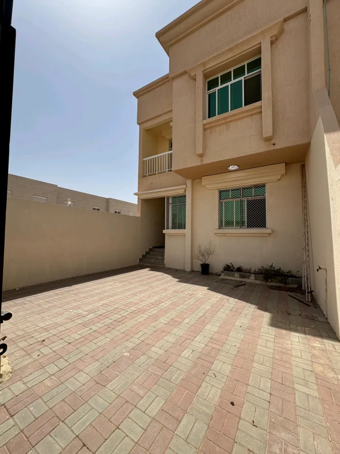 فيلا طابقين للايجار في العين عشارج قرب مستشفى توام : Image 1