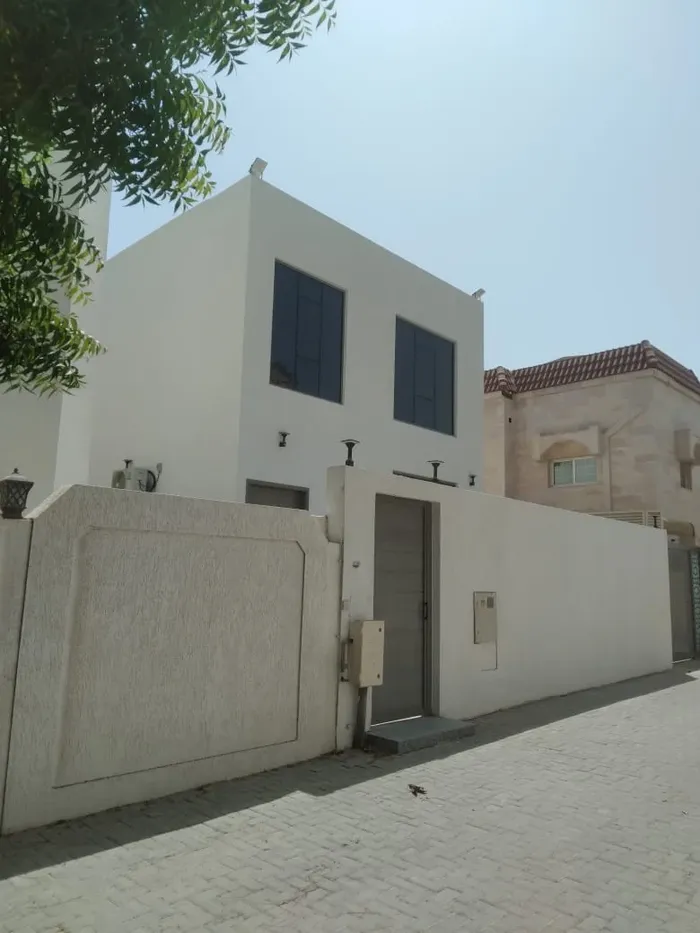 للبيع فيلا في الشارقة تقع في منطقة شرقان شارع قار طابقين صالة + 4 غرف 2 منها ماستر : Image 1